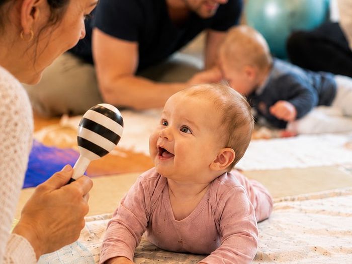 Illustration d'une séance d'éveil moteur avec des bébés au sol.