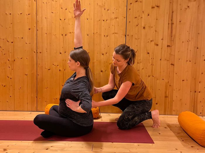 Cours de yoga prénatal au studio.